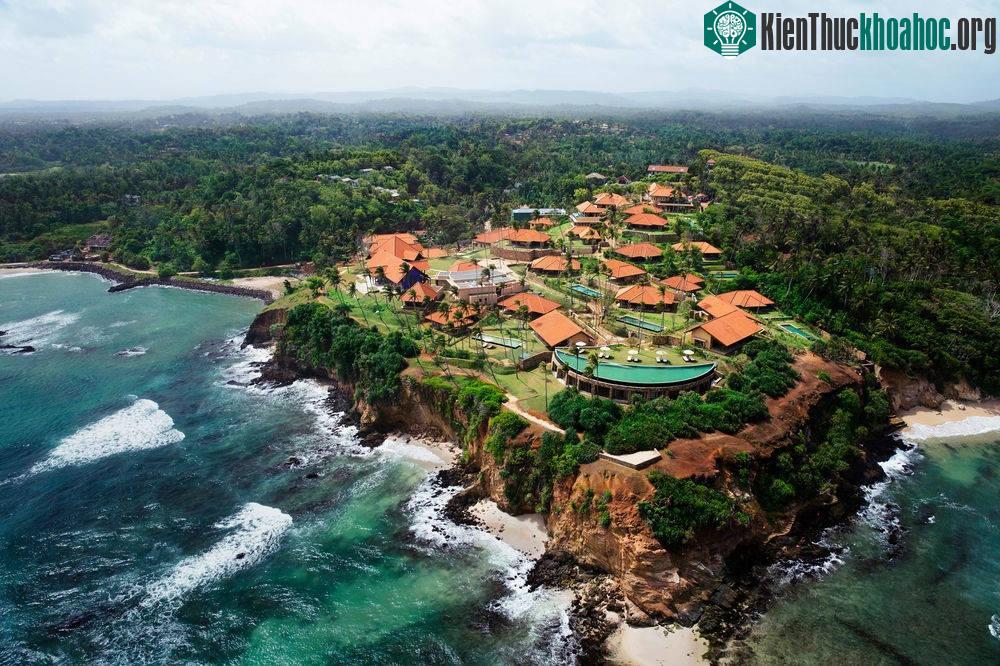 Cape Weligama, Sri Lanka: Nằm dọc bờ biển rợp bóng dừa của Sri Lanka, khu nghỉ dưỡng Cape Weligama có nhiều bể bơi vô cực nằm rải rác trong khuôn viên trên vách đá. (Ảnh: Expedia).