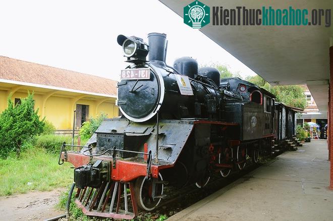 Hiện tại, tuyến đường sắt vận chuyển đã dừng hoạt động nhưng vẫn còn phục vụ khách du lịch. Đó là tuyến TP Đà Lạt đến Trại Mát có độ dài 7 km. Trên tuyến này, du khách sẽ có cơ hội ngắm nhìn quang ...