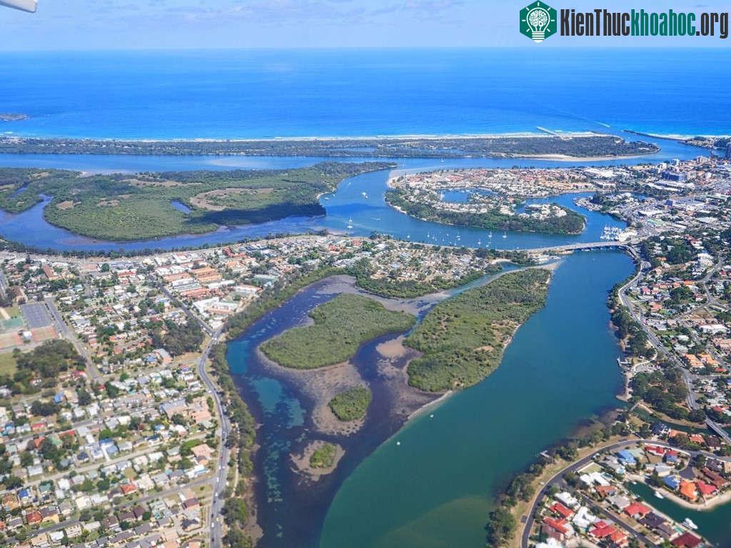 Ngoài các điểm tham quan trên mặt nước, bờ biển Capricorn và khu vực Queensland còn nhiều điều thú vị cho du khách khám phá.