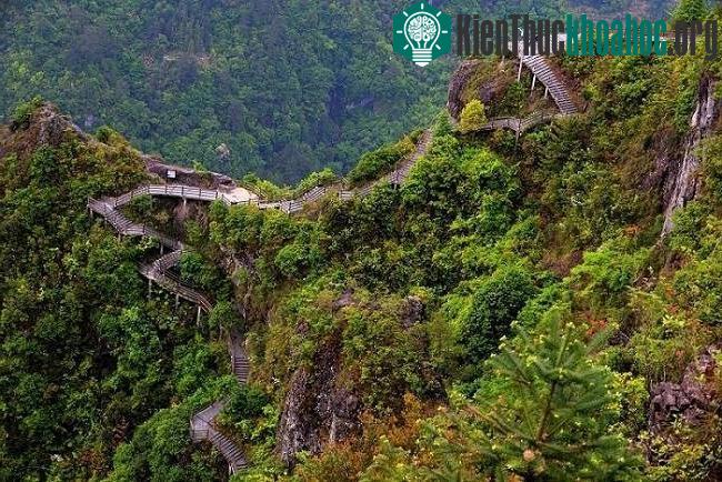 ...với vẻ sơn thủy hữu tình, khiến bất kỳ ai có dịp chiêm ngưỡng cũng phải lưu luyến.