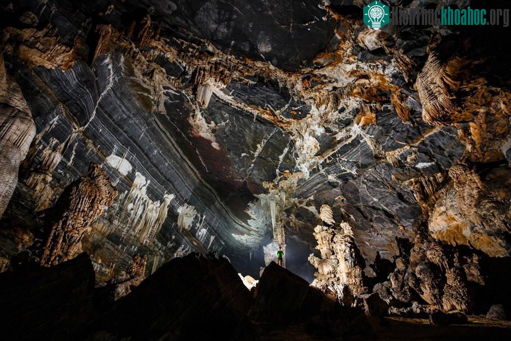 Trần hang là vô số những bức tranh đa sắc.
