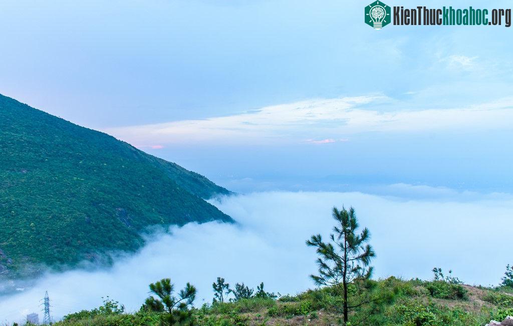 Khi hàng hôn buông xuống, nhiệt độ trên đỉnh đèo Hải Vân xuống thấp, khoảng 15 độ C. Đây là lúc thích hợp nhất để du khách thư thái ngắm nhìn những khóm mây bay lượn quanh sườn núi.