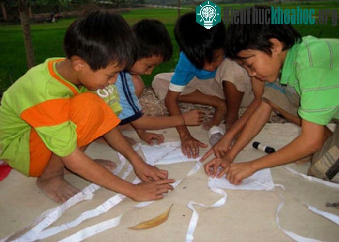 Cánh diều tuổi thơ ngày xưa thường được làm từ khung tre, dán giấy vở học sinh, giấy bao xi măng và dính bằng cơm nguội.