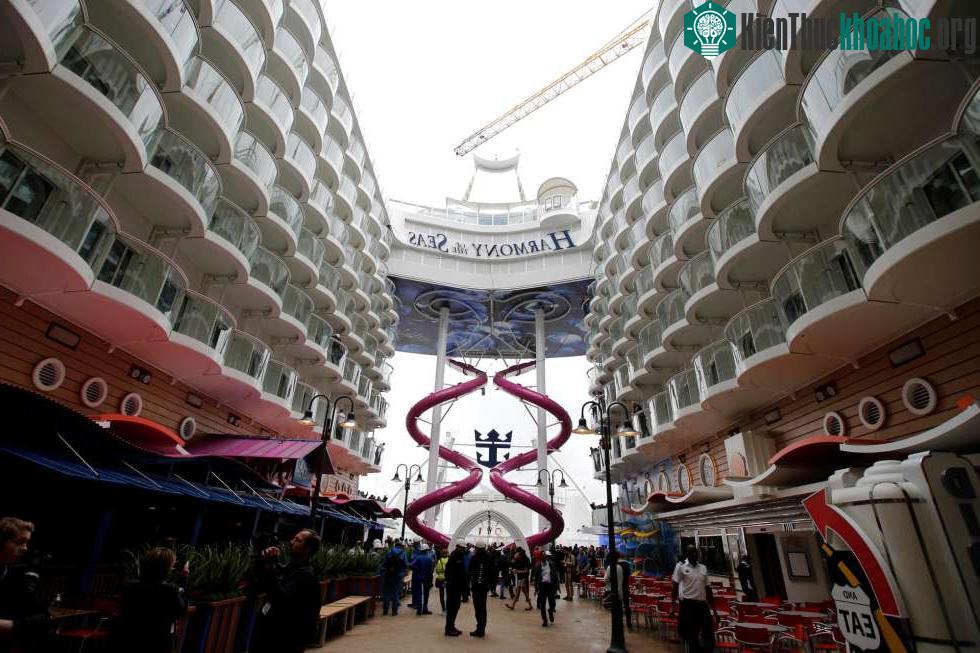 Harmony of the Seas được vận hành bởi 2,100 thuyền viên từ khắp nơi trên thế giới.