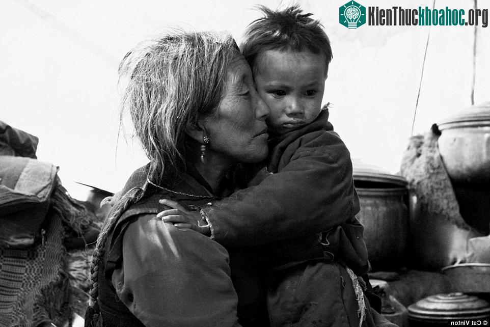 Bà Yangyen và Karma chia sẻ khoảnh khắc dịu dàng trong ngôi nhà. Không có khoa học công nghệ, người Chang Tang-Pa sống đơn giản, phụ thuộc vào môi trường xung quanh.