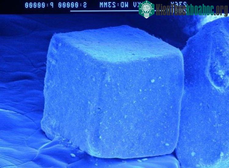 Hạt muối dưới kính hiển vi trông như pha lê vậy