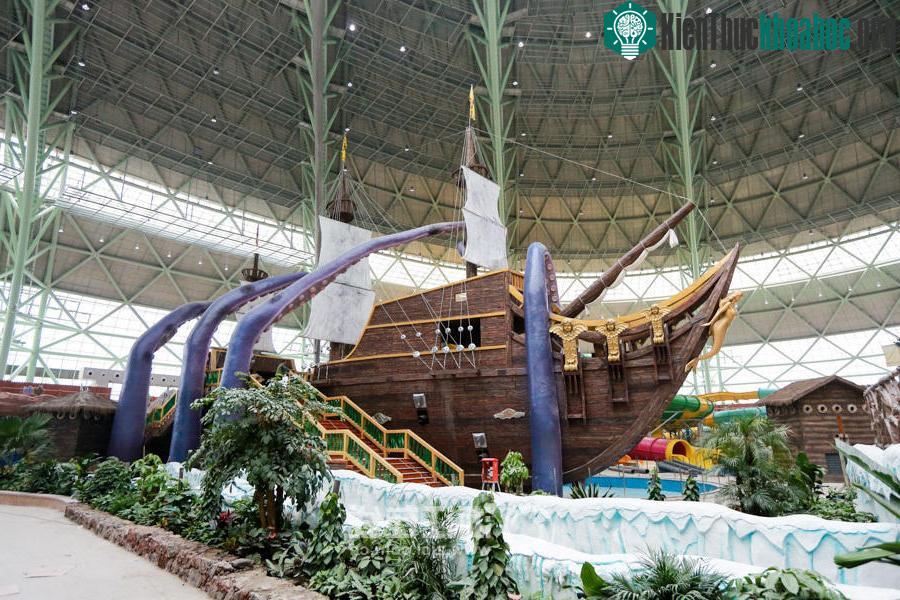 Nép trong những tòa nhà phong cách UFO là những kiến trúc kì lạ mô phỏng cuộc sống thần tiên.