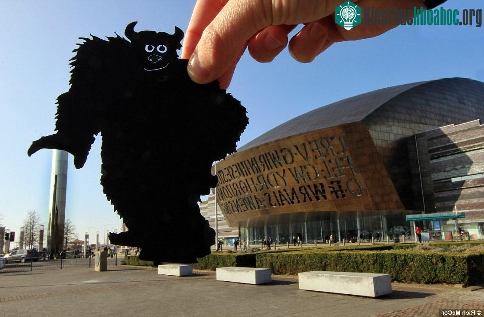 Hình đen trắng của Sulley trong phim Công ty quái vật tại trung tâm Wales Millennium, Cardiff, Wales.