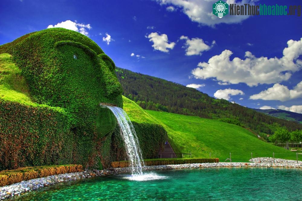 Đài phun nước Swarovski độc đáo thuộc vùng Tyrol, gần khu vực dãy núi Alpes (Áo) với vị trí giống như một viên đá quý nằm trên chiếc nhẫn