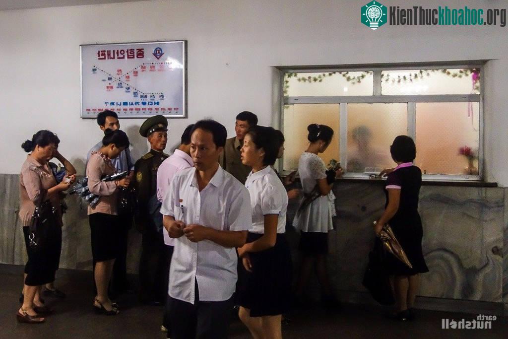 Không gian bên trong được chiếu sáng bởi rất nhiều đèn chùm, đèn treo tường.