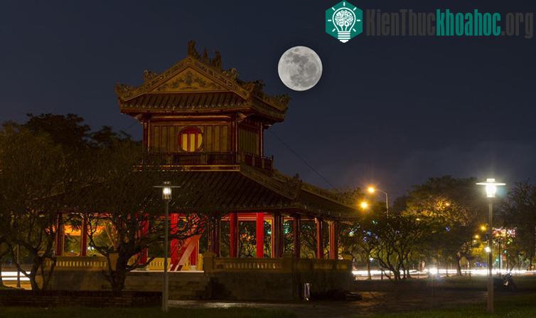 Phu Văn Lâu (Huế) trong đêm kỳ ảo.