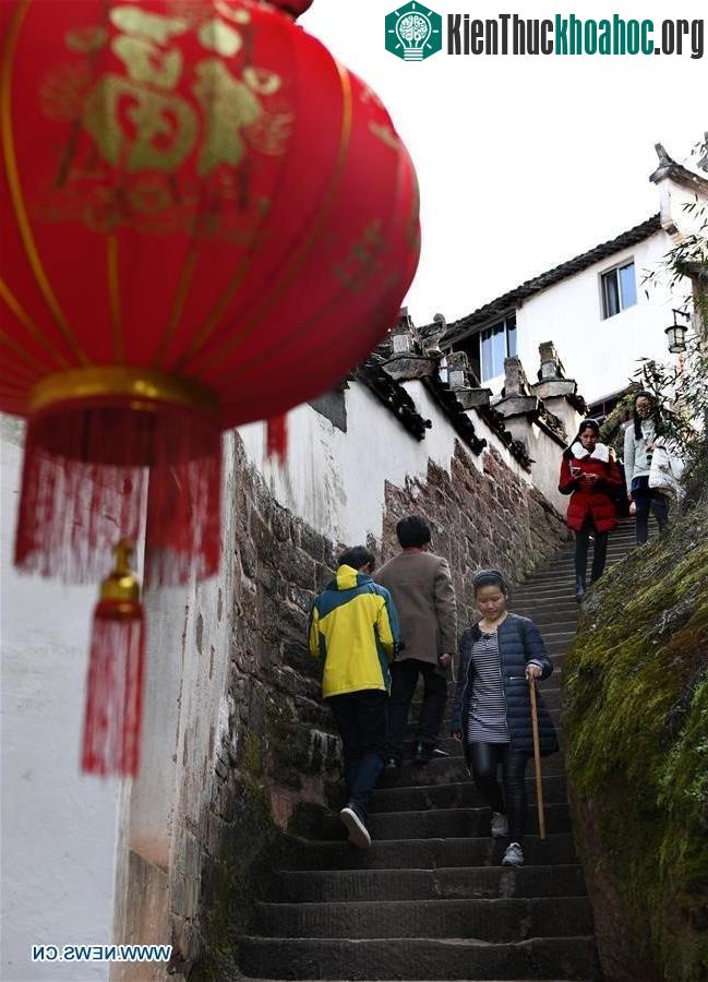 Khách du lịch tham quan làng Tề Vân Sơn.