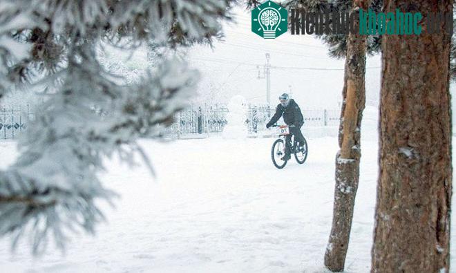 Yakutsk có dân số 282.000 người, là thủ đô của Cộng hòa Sakha thuộc Liên bang Nga.