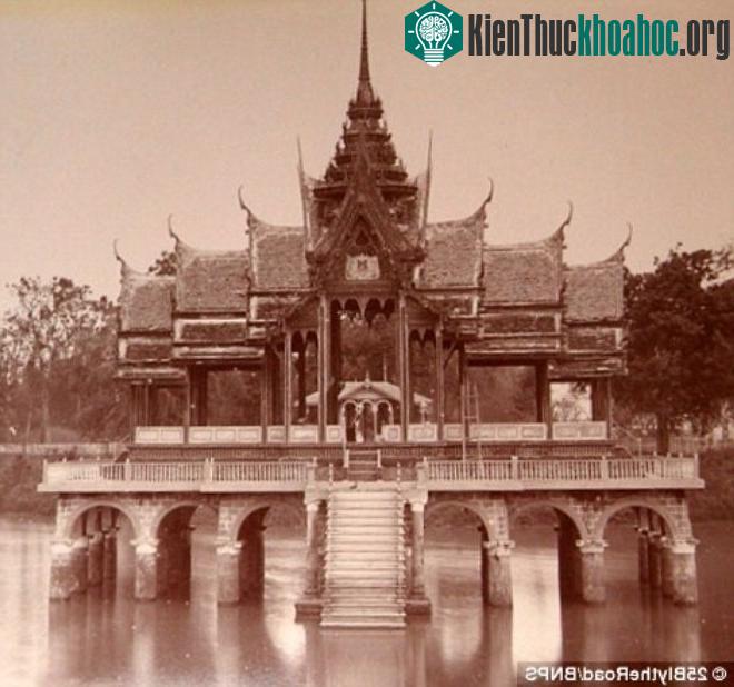 Các điểm nổi tiếng đều tấp nập du khách tham quan
