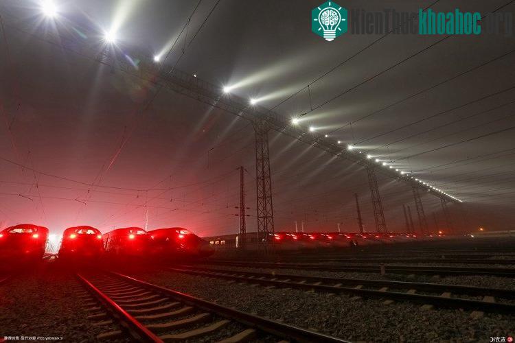 Tàu cao tốc xếp hàng chuẩn bị cho cuộc di dân lớn nhất lịch sử loài người ảnh 6