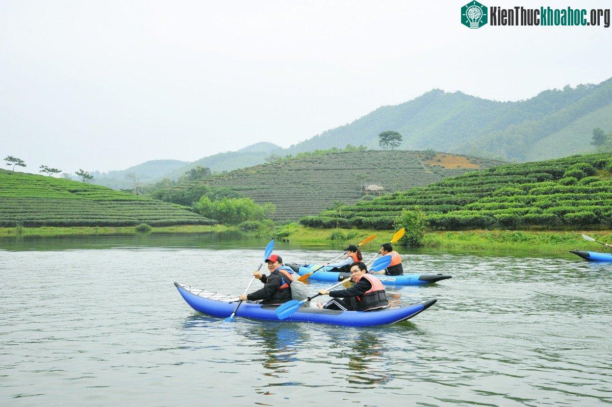 Đi dọc đường mòn Hồ Chí Minh đoạn qua địa phận xã Thanh An, bạn rẽ vào khoảng 200m sẽ đến đảo chè.