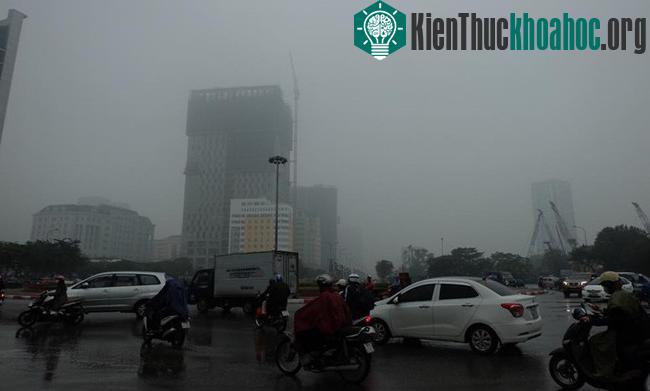 Trong hình là một tòa nhà đang xây trên đường Xuân Thủy (Cầu Giấy) ẩn hiện mập mờ.