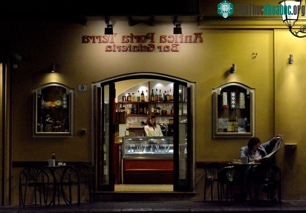 Bức ảnh chụp cô hầu bàn trong một quán bar trên đảo Sicilia (Italy) đã mang về cho Jill Sett giải ảnh tháng 7.