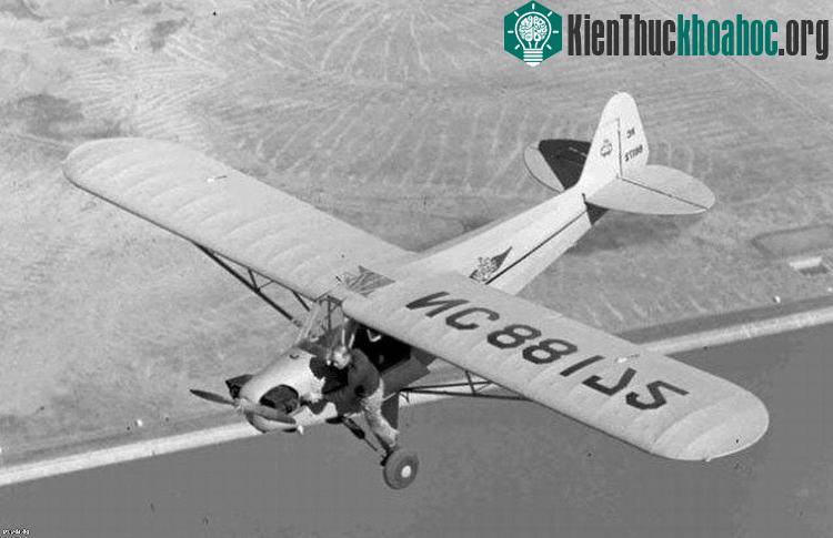 Một phi công đang cố khởi động lại chiếc máy bay của mình trên không trung