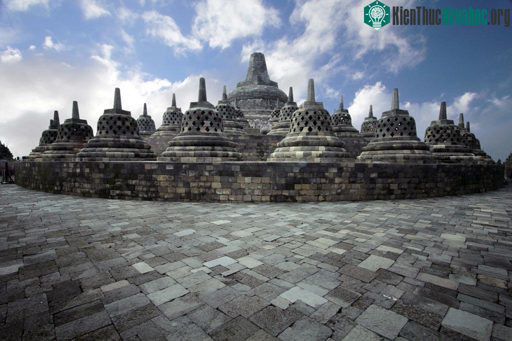 Vòng tròn thứ 3 có 16 stupa, được đục lỗ trống hình vuông và gọi tên là Nirwana, bao quanh một stupa lớn nằm ở trung tâm.