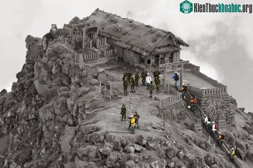 Đây là hình ảnh một đền thờ và khu vực xung quanh bị bao phủ bởi đám tro bụi do sự phun trào của núi lửa Ontake, Nhật Bản vào ngày 27/9/2014.