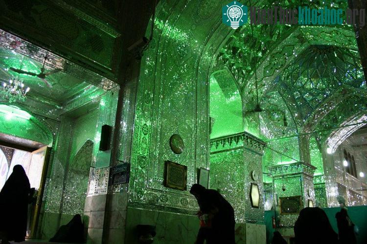 Đúng như với tên gọi Shah Cheragh (tạm dịch: Vị vua của ánh sáng), từng góc nhỏ trong lăng mộ đều tỏa ra ánh sáng huyền ảo, mê hoặc mọi ánh nhìn.