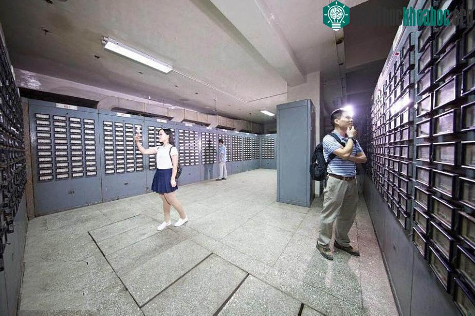 Ngoài ra, bối cảnh lịch sử, vị trí, quá trình xây dựng, quá trình giải mật và mở cửa công trình cũng được thể hiện thông qua hình ảnh, hiện vật trong khu trưng bày.