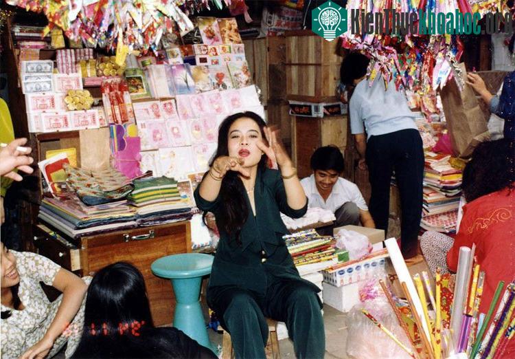 Người phụ nữ với trang phục thịnh hành một thời.