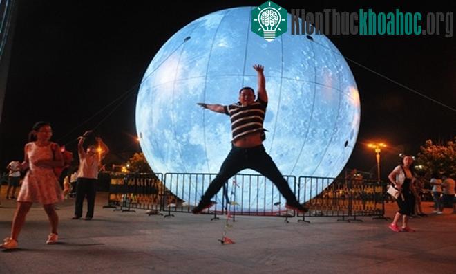 Trung Quốc chế tạo mặt trăng khổng lồ đón Trung thu ảnh 6