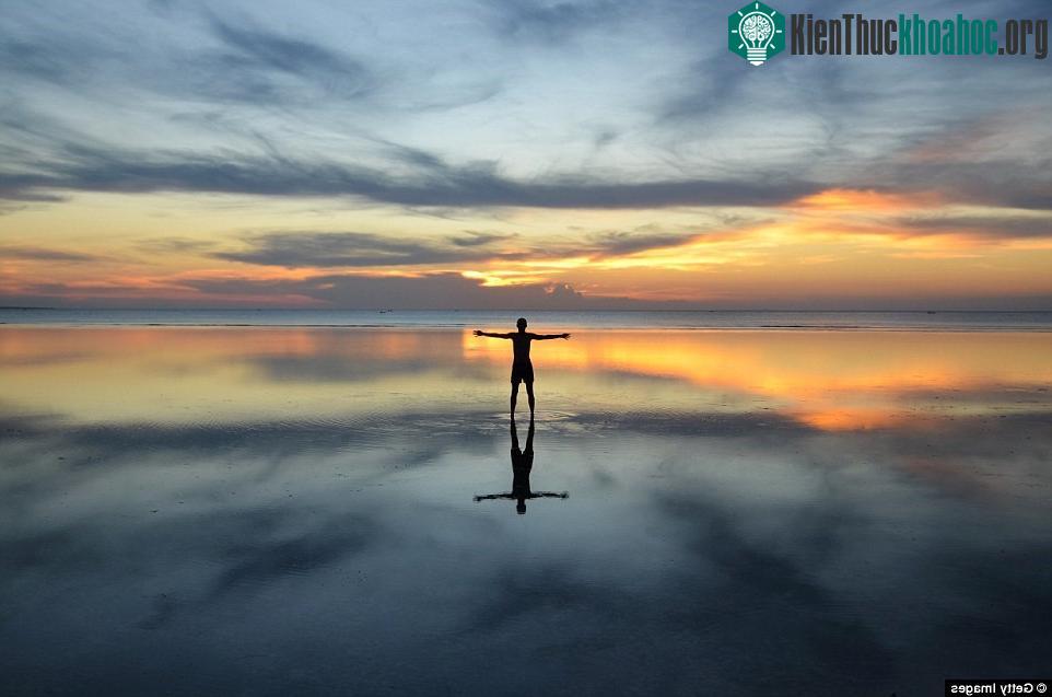 Zanzibar là một quần đảo ngoài khơi Tanzania ở Đông Phi, đáng nằm trong danh sách mơ ước của bất cứ du khách nào. Bầu trời hoàng hôn phản chiếu trên bãi biển lúc triều xuống đẹp như một bức tranh.