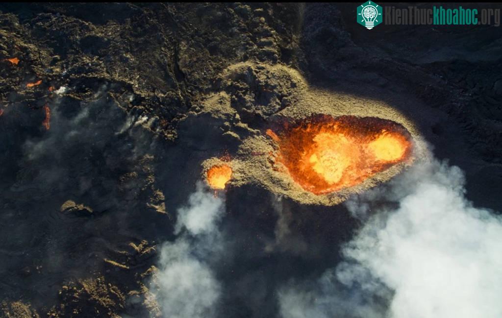 Ảnh chụp phía trên núi lửa Piton de la Fournaise ở đảo Renunion thuộc Pháp đoạt giải 3 ở hạng mục môi trường. Tác giả bức ảnh, Jonathan Payet, nói việc chụp rất khó khăn "vì gió nóng và tốc độ...