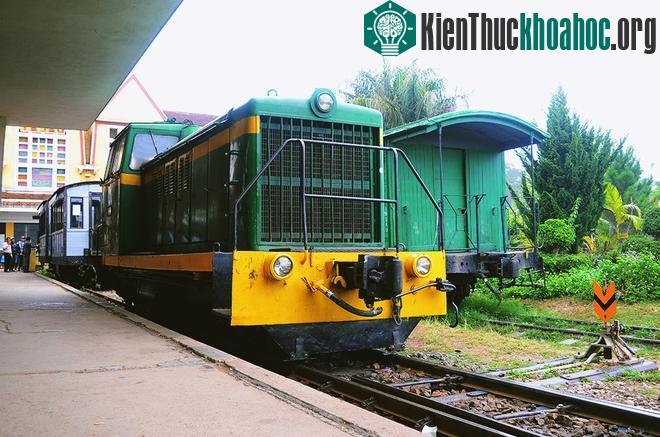 Ít ai biết rằng đường ray của ga là đường xe lửa răng cưa (cog railroad) hiếm có trên thế giới.