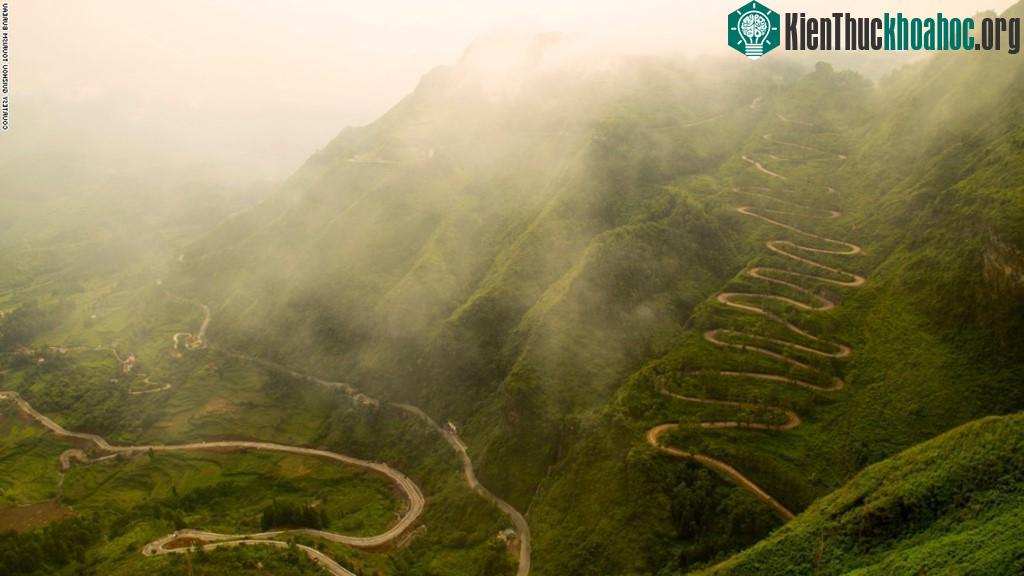 Cung đường 24 Zig-Zag như những con rắn uốn lượn ở tây nam Quý Châu, với 24 khúc cua. Con đường này từng vận chuyển súng đạn và lương thực trong Thế chiến II.