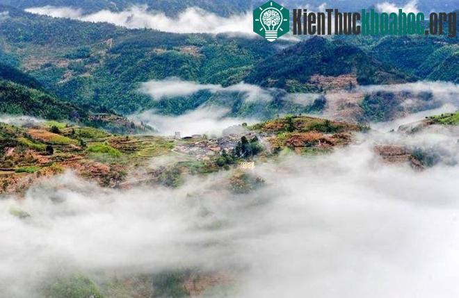 Mây mù bao phủ từ xa quanh ngôi làng càng tạo nên vẻ kỳ bí hoang sơ.