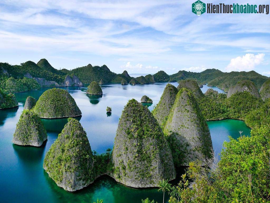 Quần đảo Raja Ampat, Indonesia: Quần đảo này đem lại cho du khách những trải nghiệm tuyệt vời, từ leo núi tới lặn biển, chèo thuyền... giữa thiên nhiên hoang sơ tuyệt đẹp.