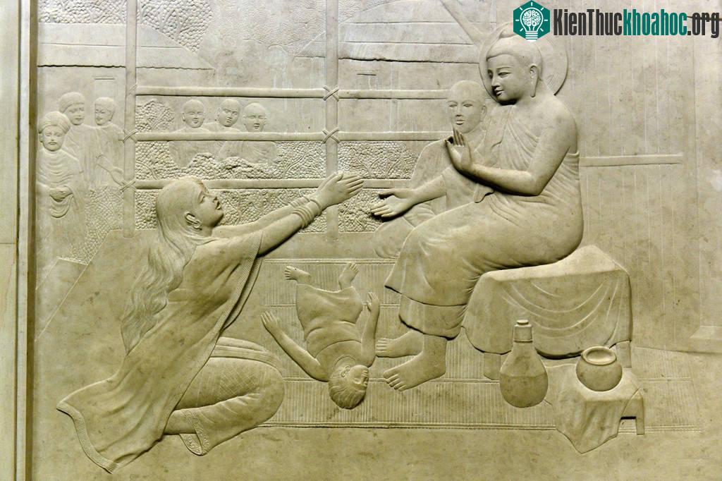 Các bức tường xung quanh bên trong tháp đều được điêu khắc các hình tượng liên quan đến Phật pháp.