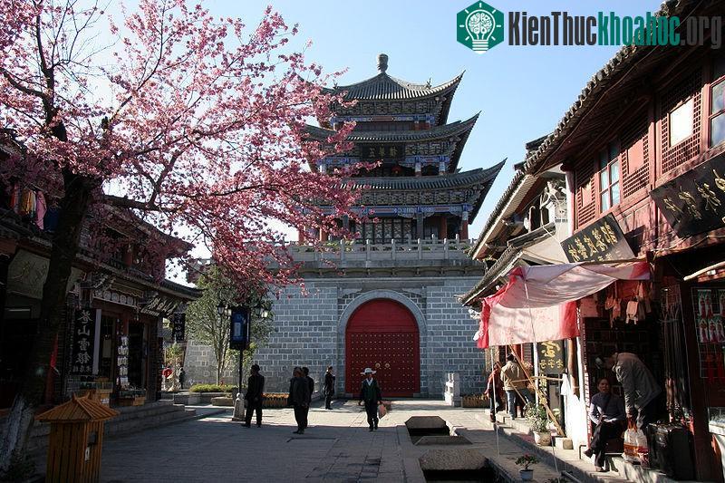 Thành cổ Đại Lý khá bình yên, nhỏ nhắn, không có xe cộ nên du khách có thể thoải mái dạo bộ tham quan. (Ảnh: Allchinanet).