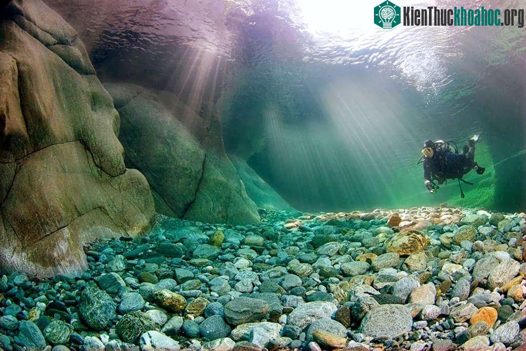 Nước ở đây có màu xanh ngọc và rất trong, thu hút du khách tới bơi lội, lặn bằng bình khí giữa mùa hè nóng nực. (Ảnh: Shqipmedia).