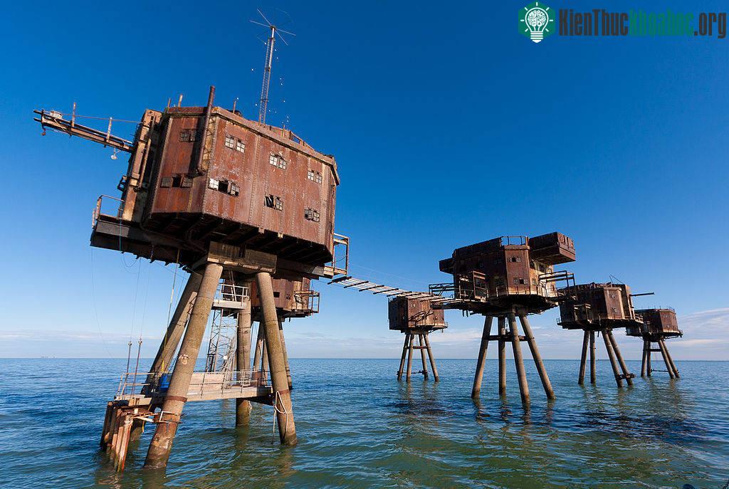 Các pháo đài Maunsell là những tòa tháp nhỏ kiên cố được xây dựng tại các cửa sông Thames và Mersey để bảo vệ nước Anh trong Chiến tranh thế giới thứ hai. Mỗi pháo đài bao gồm một cụm bảy tòa nhà n...