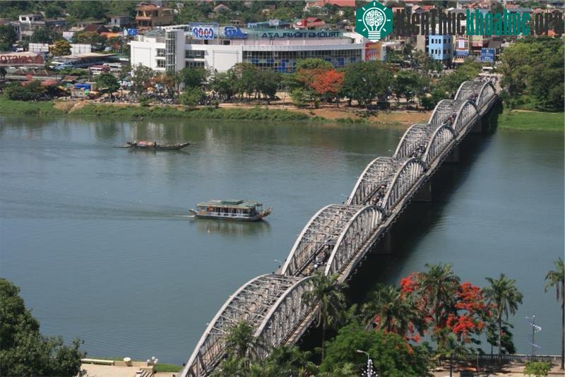 Cầu Trường Tiền của xứ Huế mộng mơ