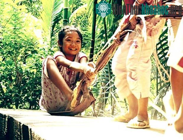 Những tàu lá cau già cỗi, rụng xuống đất được người dân quê dùng làm quạt mo và trở thành xe kéo của trẻ em thời bấy giờ.