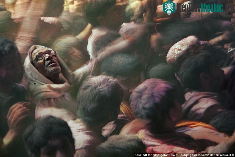 Lễ hội Holi ở Ấn Độ tôn thờ tình yêu, mừng mùa xuân đến, với những bài hát và điệu múa dân gian thú vị.