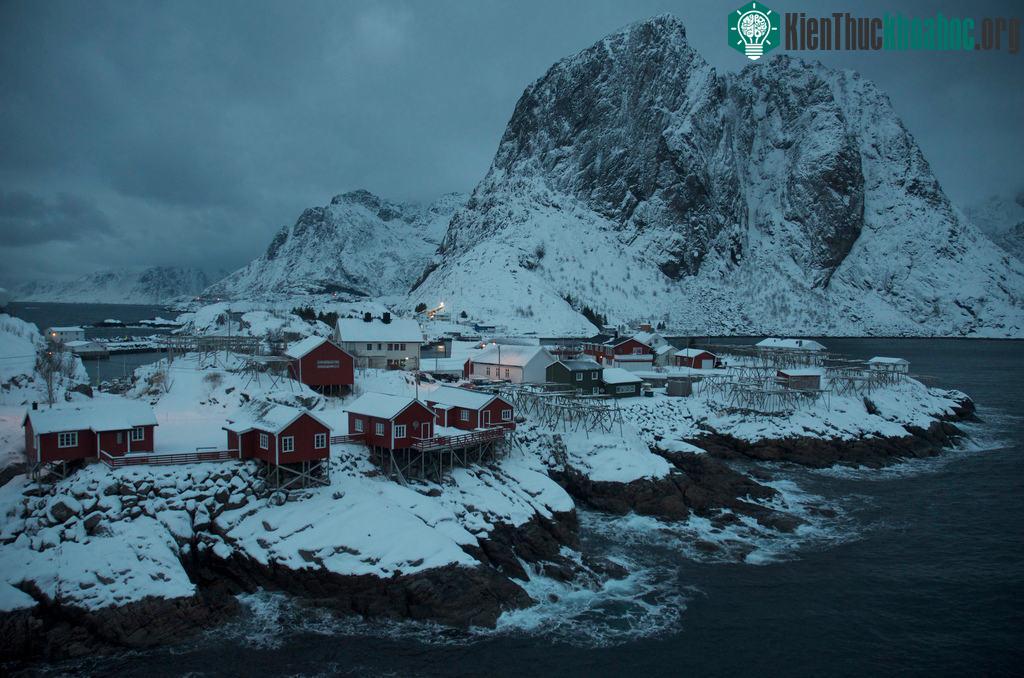 Những túp lều của ngư dân trên hòn đảo Lofoten, ở miền Bắc Na Uy, được bao phủ bởi tuyết trắng xóa.