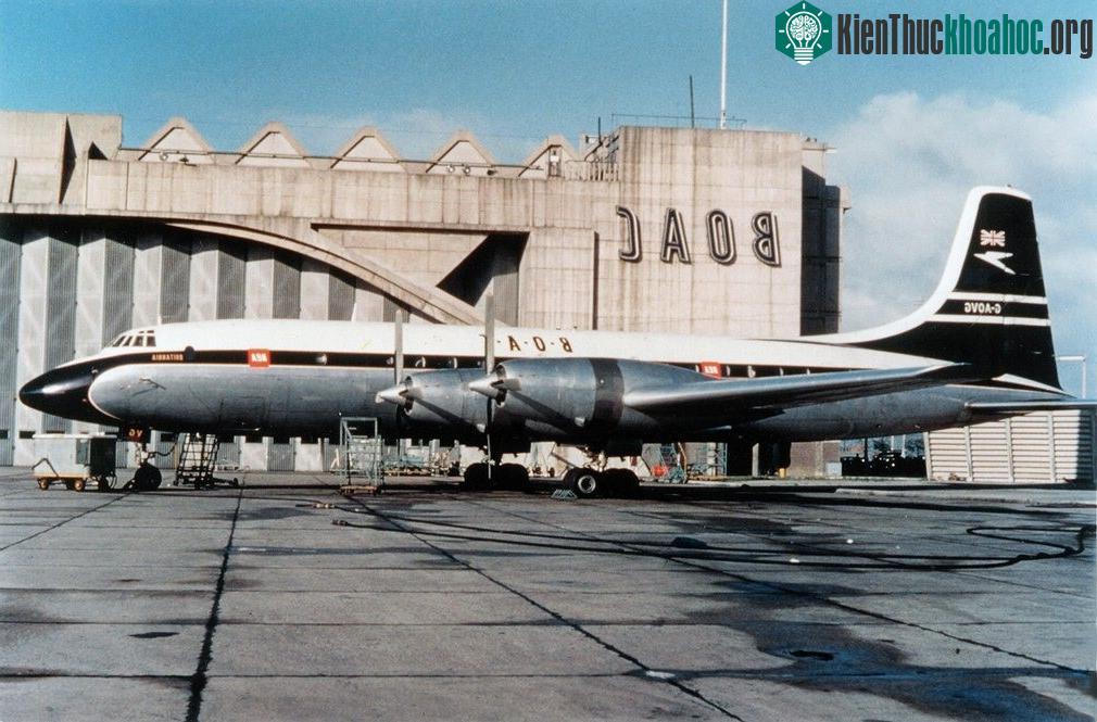 Một chiếc Bristol Britannia 312 G-AOVT đỗ trước trụ ở của hãng hàng không BOAC, cho BEA thuê vào tháng 5/1961. Sau đó, BEA và BOAC sáp nhập tạo thành hãng hàng không British Airways vào năm 1974. (...
