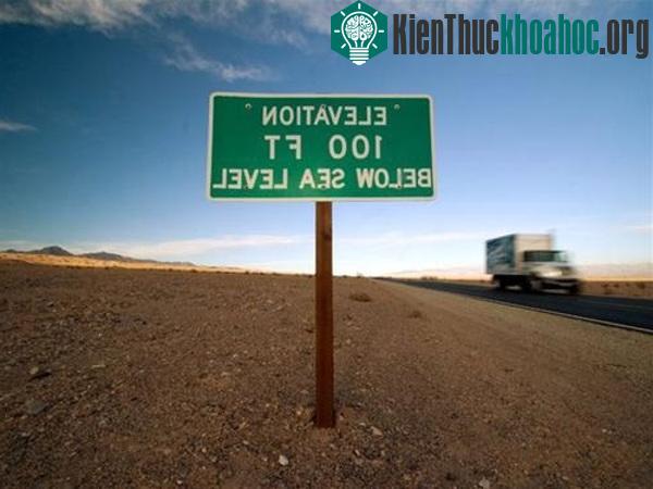 Biển báo dành cho các tài xế chạy trên con đường đơn độc đến công viên quốc gia Thung Lũng Chết: \"Bạn đang ở vị trí thấp hơn mực nước biển\".