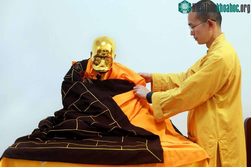 "Tượng nhà sư Phúc Hậu đang đặt trên núi để người dân thờ cúng.