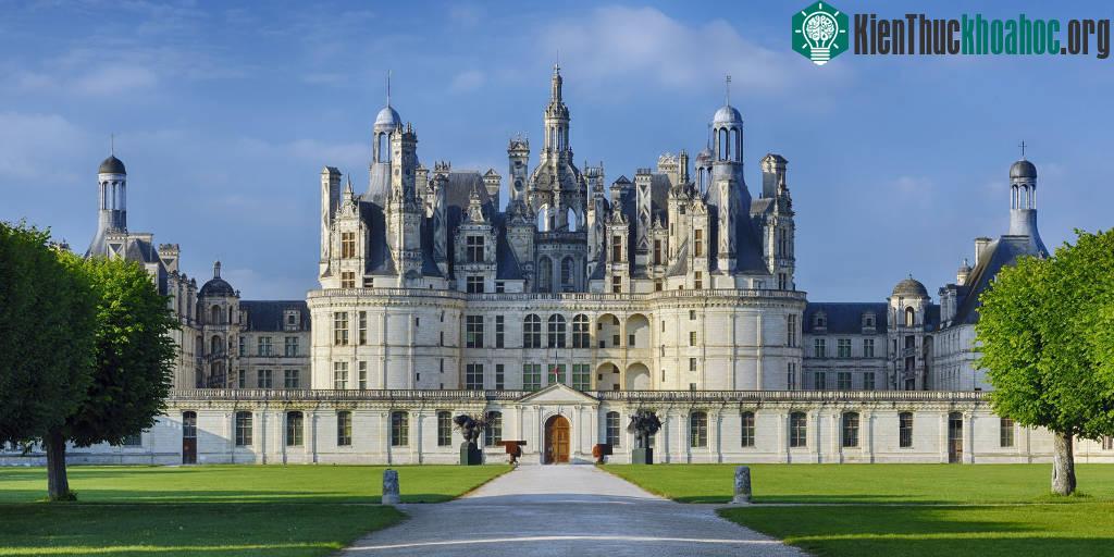Lâu đài Chateau de Chambord ở Pháp, với kiến trúc độc đáo thời Phục hưng.