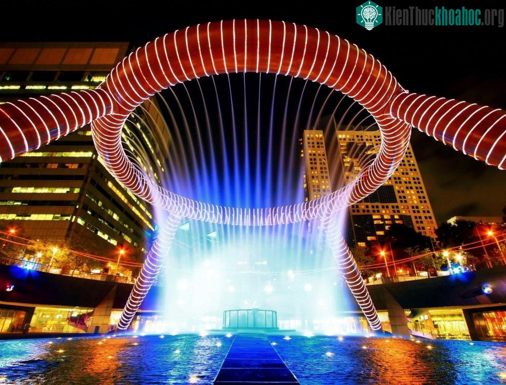 Đài phun nước Wealth (Suntec, Singapore) có cột cùng hoà chung một dòng nước tượng trưng cho sự hoà hợp của 4 sắc tộc chủ yếu ở đảo quốc sư tử này, theo quan niệm của Đạo Hindu