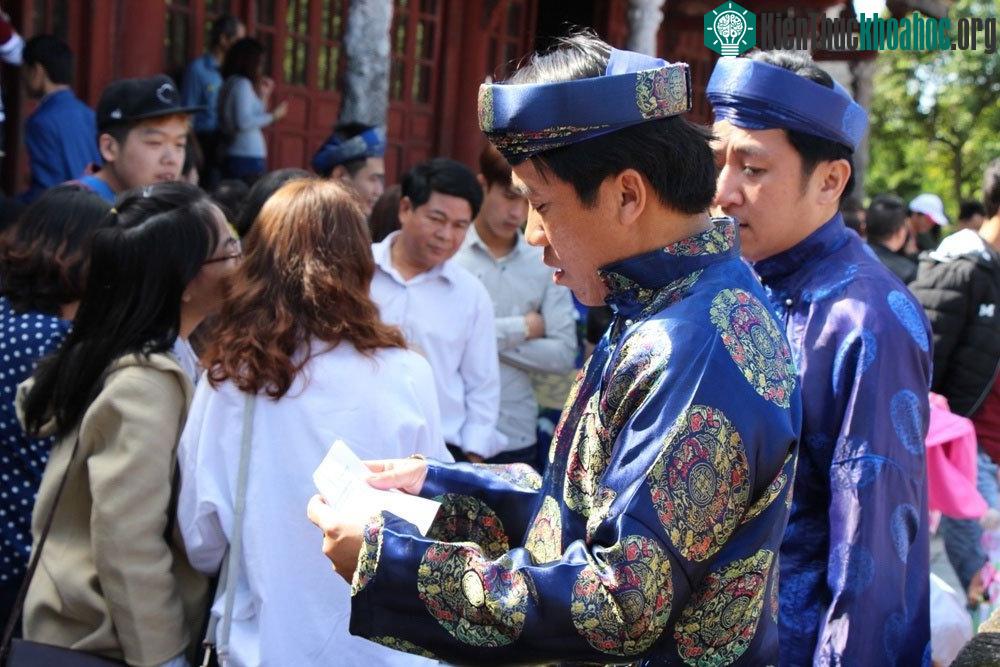 Theo luật chơi, một bài thơ sẽ được thay đổi một số chữ trong một câu thơ.