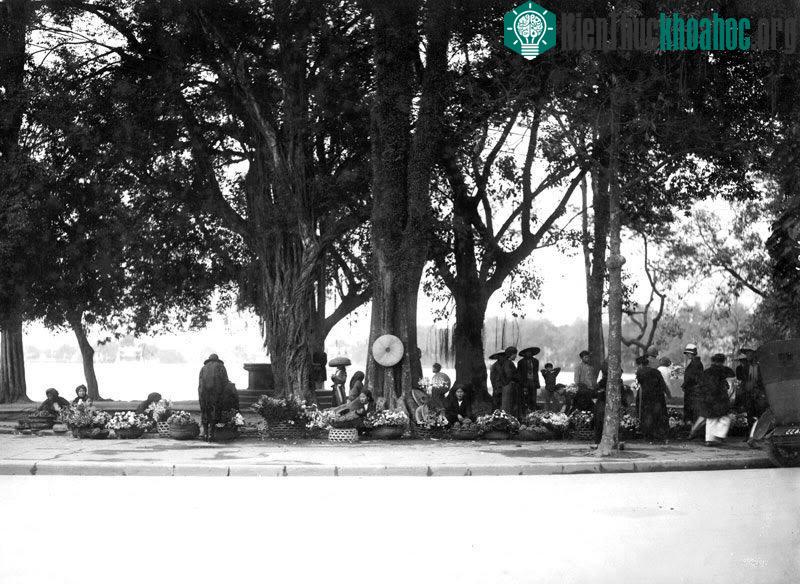 Chợ Tết họp bên Hồ Gươm